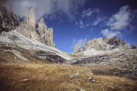 Italien, Dolomiten, Wolken bei den Drei Zinnen (Tre Cime di Lavaredo), lizenzfreies Stockfoto