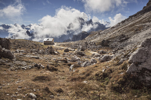 Italy, Dolomite Alps, mountain cabin at Tre Cime di Lavaredo - VTF000163