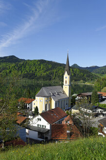 Deutschland, Bayern, Schliersee, Pfarrkirche St. Sixtus - LB000682