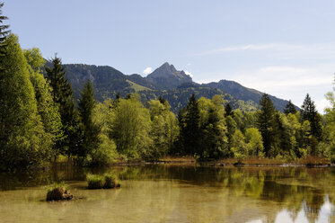 Deutschland, Bayern, See mit Wendelstein bei Hammer im Leitzachtal bei Bayerischzell - LB000684