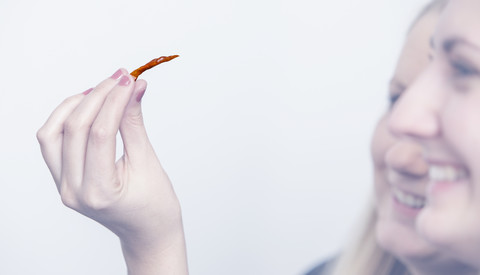 Zwei lächelnde Frauen vor einer Chilischote, lizenzfreies Stockfoto