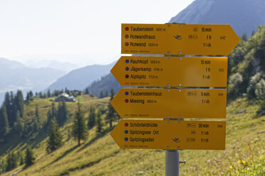 Deutschland, Bayern, Mangfallgebirge, Wegweiser an der Bergstation der Taubensteinbahn - SIEF005169