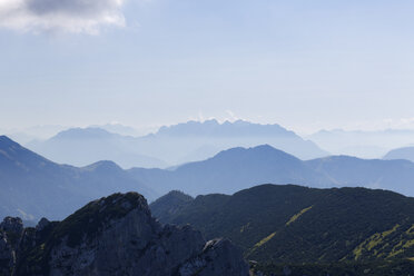 Deutschland, Bayern, Mangfallgebirge, Blick von der Rotwand zum Kaisergebirge - SIEF005164