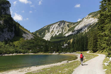 Deutschland, Bayern, Mangfallgebirge, Wanderer am Soinsee und Hochmiesing - SIEF005157