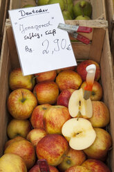 Holzkiste mit Äpfeln auf dem Markt - WIF000482