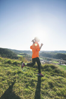 Junge Joggerin in Bewegung im Gegenlicht - EBSF000089