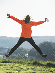 Junge Joggerin springt in die Luft - EBSF000099