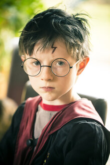 Kleiner Junge verkleidet sich als Harry Potter - SARF000375