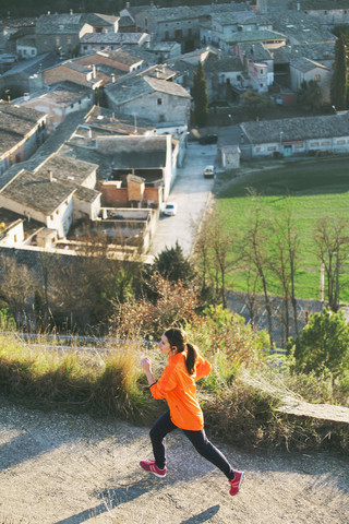 Spanien, Katalonien, Orista, junge Joggerin in Bewegung, lizenzfreies Stockfoto