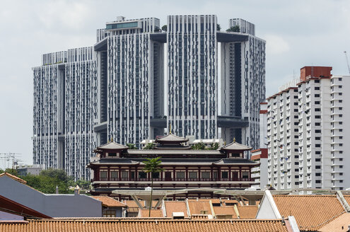 Singapur, Chinatown, Blick auf Dächer und Altbau vor Hochhäusern - THA000138