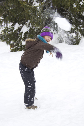 Österreich, Kärnten, Gmünd, Mädchen wirft Schneeball, lizenzfreies Stockfoto