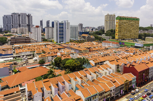 Singapur, Chinatown, Blick auf alte Gebäude vor Hochhäusern, Blick von oben - THA000143