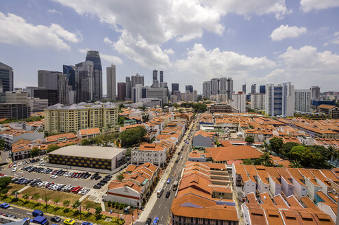 Singapur, Chinatown, Blick auf alte Gebäude vor Hochhäusern, Blick von oben - THA000144