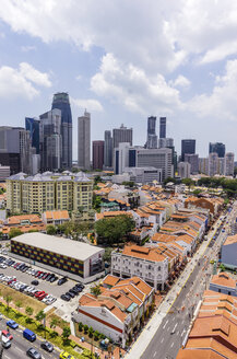 Singapur, Chinatown, Blick auf alte Gebäude vor Hochhäusern, Blick von oben - THA000145