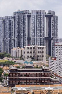 Singapur, Chinatown, Blick auf alte Gebäude vor Hochhäusern, Blick von oben - THA000146