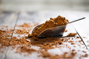 Metallschaufel mit Kaffeepulver auf Holz - MAEF008143