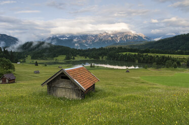 Germany, Bavaria, Werdenfelser Land, lake Geroldsee with hay barn at sunset, in background the Karwendel mountains - RJF000025