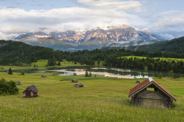 Deutschland, Bayern, Werdenfelser Land, Geroldsee mit Heustadl bei Sonnenuntergang, im Hintergrund das Karwendelgebirge - RJF000026