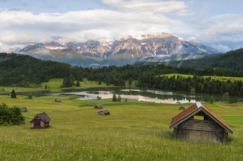 Deutschland, Bayern, Werdenfelser Land, Geroldsee mit Heustadl bei Sonnenuntergang, im Hintergrund das Karwendelgebirge - RJF000026