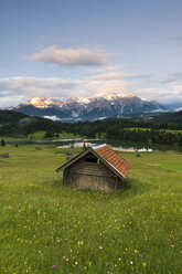 Germany, Bavaria, Werdenfelser Land, lake Geroldsee with hay barn at sunset, in background the Karwendel mountains - RJF000027