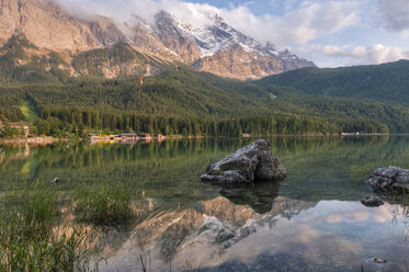 Deutschland, Bayern, Werdenfelser Land, Eibsee bei Sonnenuntergang - RJF000032