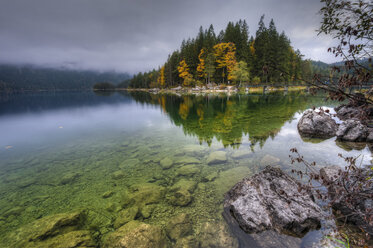 Deutschland, Bayern, Werdenfelser Land, Eibsee im Herbst - RJF000033