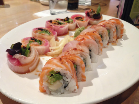 Japanische Sushi-Platte mit rohem Lachs und Thunfisch und Reisrollen., lizenzfreies Stockfoto