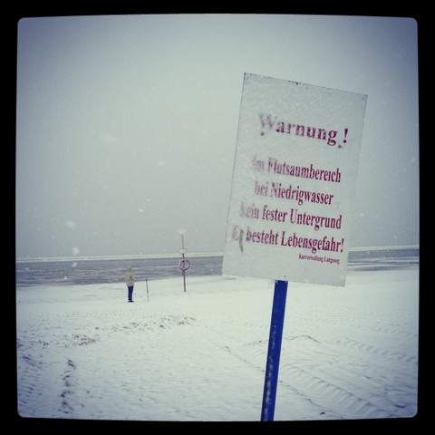 Warnschild am Strand von Langeoog, Niedersachsen, Deutschland, lizenzfreies Stockfoto
