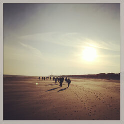 Nordic Walker am Strand von Langeoog, Niedersachsen, Deutschland - EVGF000419