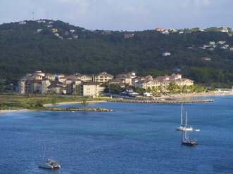 Karibik, St. Lucia, Blick über Rodney Bay zum Yachthafen - AM001896