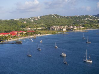 Karibik, St. Lucia, Blick über die Rodney Bay auf das Resort Sandals - AM001899