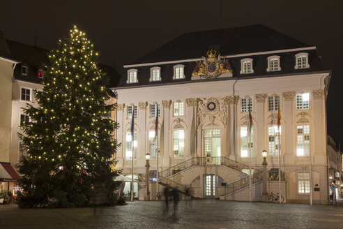 Deutschland, Nordrhein-Westfalen, Bonn, Weihnachtsbaum am Rathaus - WI000496