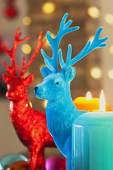 Bunter Adventskranz mit Kerzen und Spielzeughirschen - GWF002650