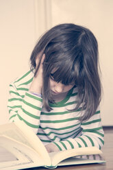 Kleines Mädchen liest Buch zu Hause - LVF000848