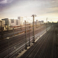 Blick von der Donnersbergerbrücke Hauptbahnhof, links Arnulfpark, München, Bayern, Deutschland - GSF000830