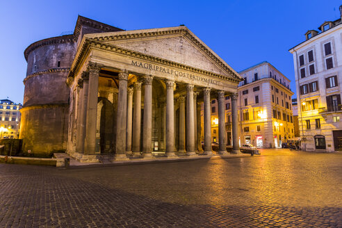 Italien, Rom, Beleuchtetes Pantheon bei Nacht - EJWF000353