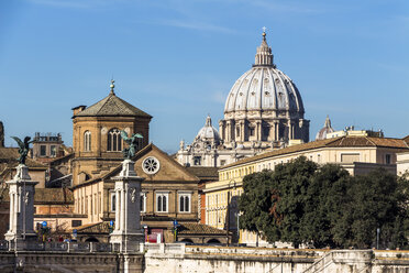 Italien, Rom, Petersdom von Ponte Sant'Angelo aus gesehen - EJWF000357