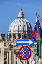 Italien, Rom, Straßenschilder vor dem Petersdom - EJWF000360