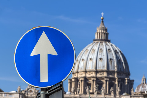 Italien, Rom, Straßenschild vor dem Petersdom, lizenzfreies Stockfoto