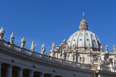 Italien, Rom, Heiligenfiguren im Petersdom - EJWF000364