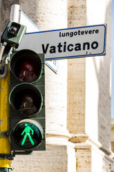 Italien, Rom, Grüne Ampel und Straßenschild in der Vatikanstadt - EJW000371