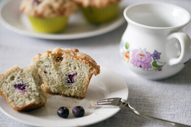 Blaubeer-Muffin mit Streuseln auf dem Teller - BR000133