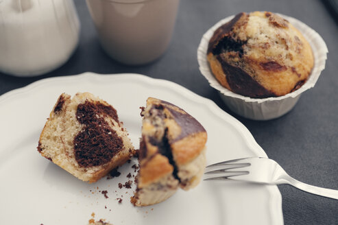 Marble muffins on plate - BR000137