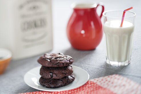 Schokoladenkekse mit getrockneten Sauerkirschen und einem Glas Milch - BR000141