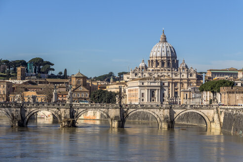 Italien, Rom, Petersdom von Ponte Sant'Angelo aus gesehen - EJWF000380