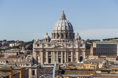 Italien, Rom, Petersdom von der Engelsburg aus gesehen, lizenzfreies Stockfoto