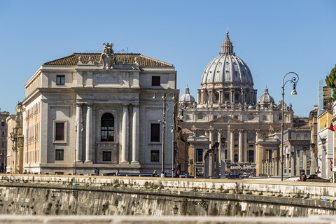 Italien, Rom, Petersdom von Ponte Sant'Angelo aus gesehen, lizenzfreies Stockfoto