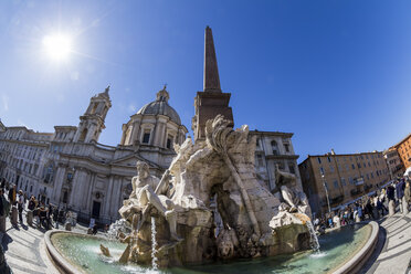 Italien, Rom, Piazza Navona, Fontana dei Quattro Fiumi und Kirche Sant Agnese in Agone - EJWF000388