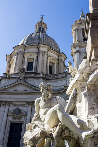 Italien, Rom, Piazza Navona, Fontana dei Quattro Fiumi und Kirche Sant Agnese in Agone, lizenzfreies Stockfoto