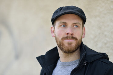 Portrait of young man wearing black cap - BR000150